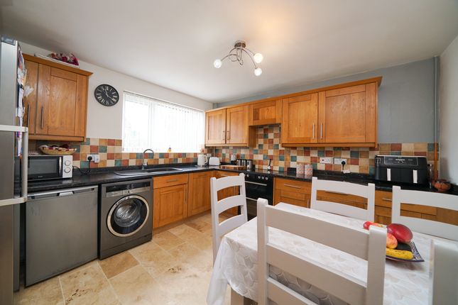 37 Howard Avenue, Aylesbury photo 3