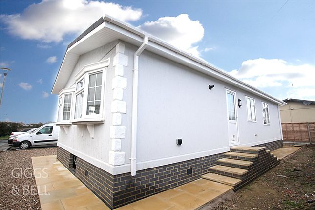 Mobile/park home for sale in Woodside Home Park, Woodside, Luton, Bedfordshire