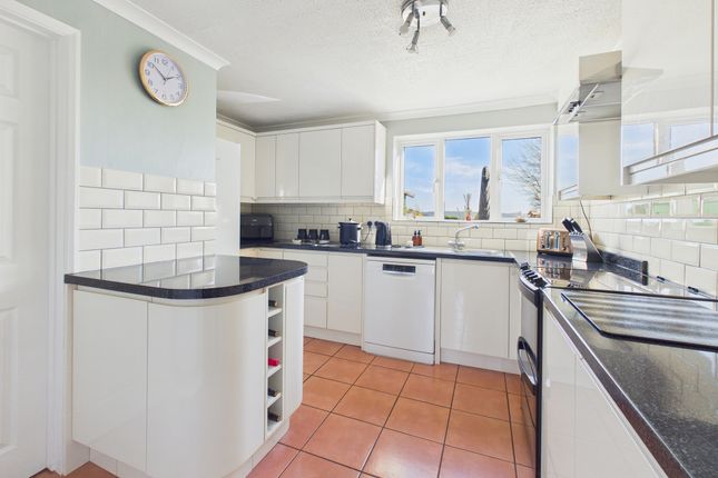 26 Chiltern Avenue, Aylesbury photo 3