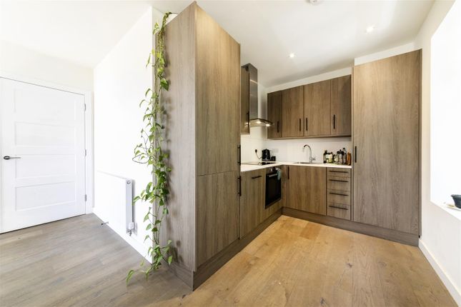 Flat 7 Parkview, 94 Frobisher Road, London photo 5