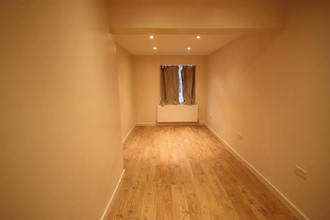 310, Western Avenue, London photo 3