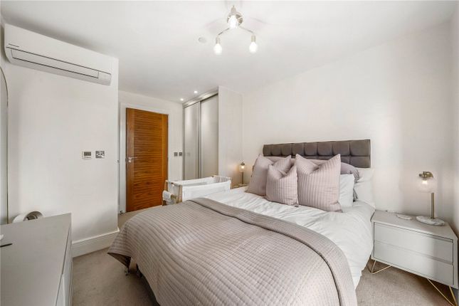Flat for sale in Archway Road, London