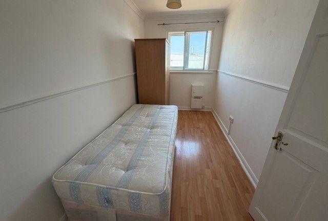 BATH ROAD, COLNBROOK, SLOUGH photo 4