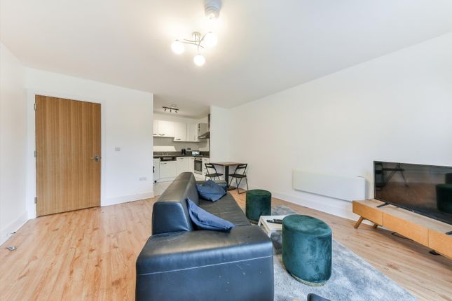 Flat to rent in Gowers Walk, London