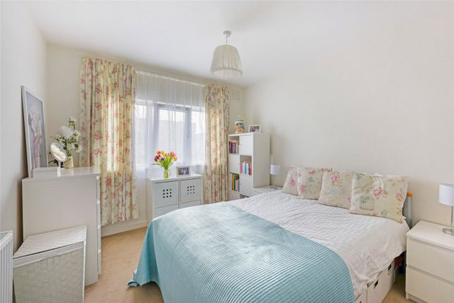 10 Robin Court,, Lupus Street, London photo 2