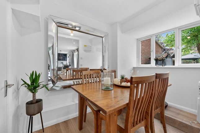 5, Bradfield Close, Guildford photo 4