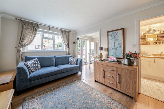 13, Limebush Close, New Haw photo 3