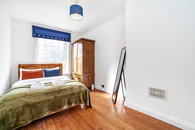 Flat to rent in Hale Street, London