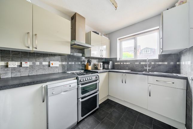 2, Danebury Gardens, Eastleigh photo 3
