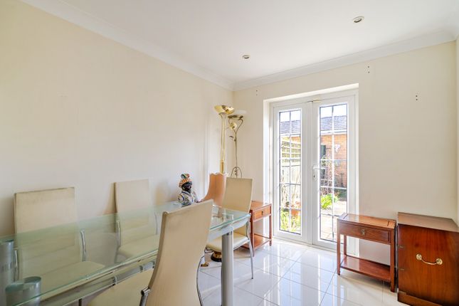 10, Aspen Square, Weybridge photo 5
