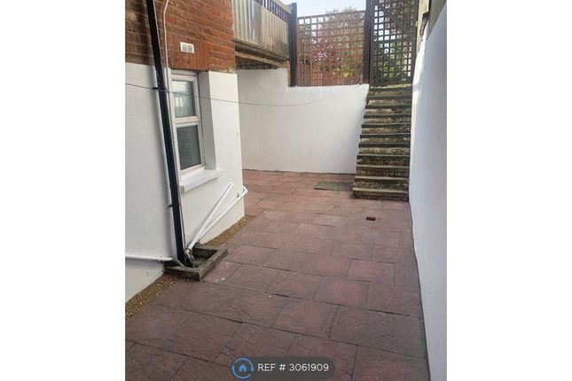 A Vicarage Road Basement Floor Flat, London photo 5