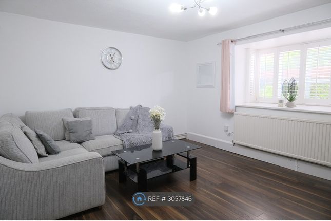 Flat, Knights Court Canterbury Gardens, Salford photo 5
