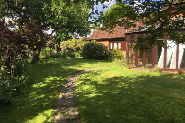 2 bed bungalow to rent in The Fairway, Devizes SN10