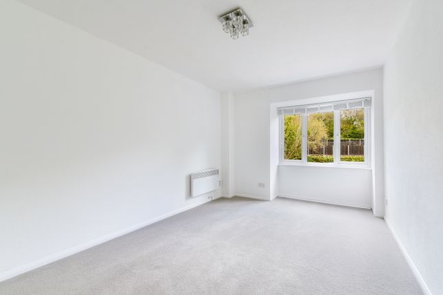 Flat to rent in Steep Hill, Croydon
