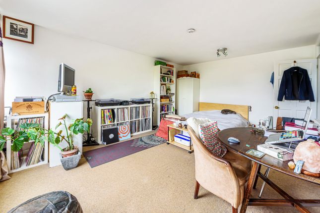 Flat 4, Monument Court,, Monument Hill, Weybridge photo 4