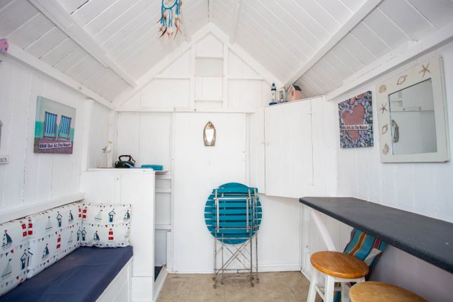 Beach hut 633, beach hut 633, Felixstowe photo 2