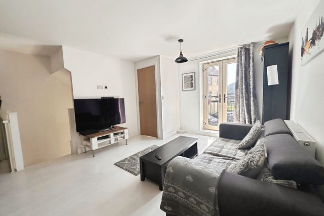 104, Holts Crest Way, Leeds photo 4