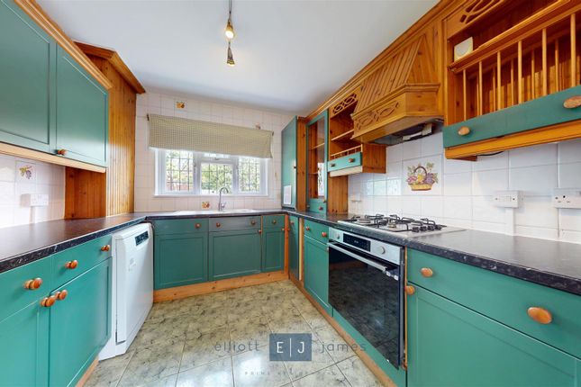 30, Parkmead, Loughton photo 5