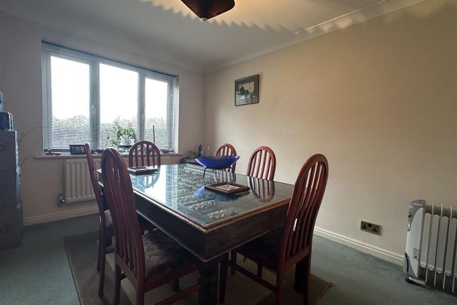 34, Turnbull Road, Lichfield photo 4