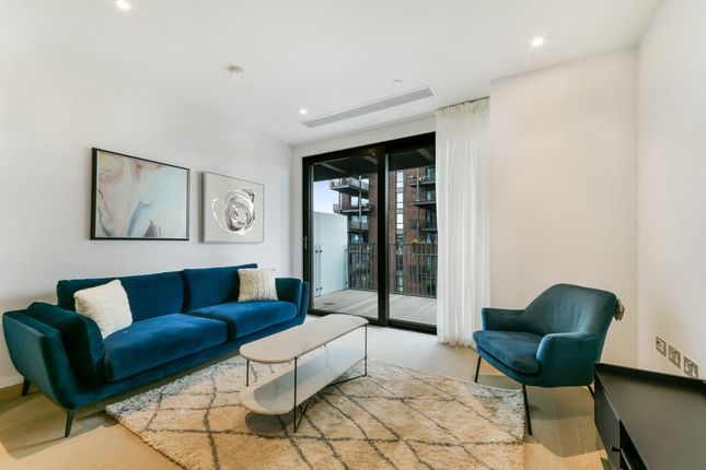 Thumbnail Flat for sale in Embassy Gardens, London
