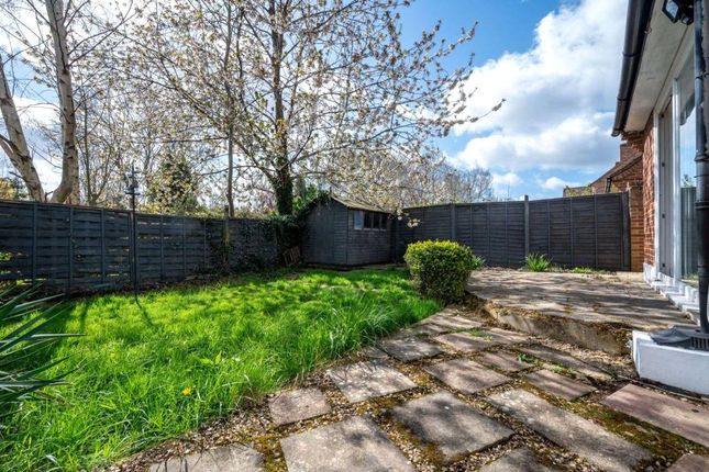 3, Spring Grove, Surrey photo 2