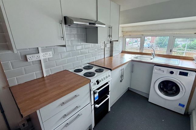 Oaklands, Rm 6, Elmwood Avenue, Feltham photo 5