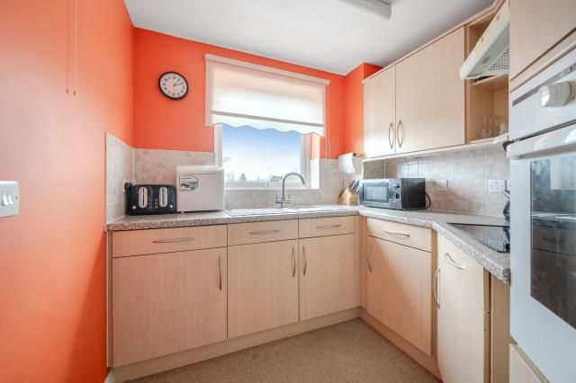 Flat 42 Benedict Court,, Western Avenue, Newbury photo 2