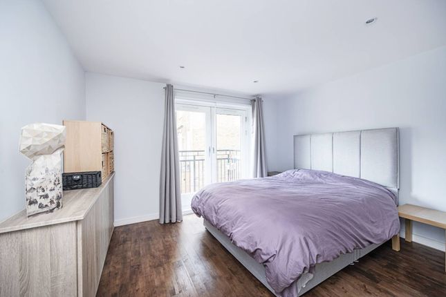 Thumbnail Flat for sale in City Road, Angel, London