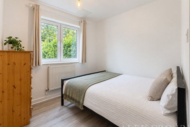 Flat 1, Cannock Court, Hawker Place, London photo 5