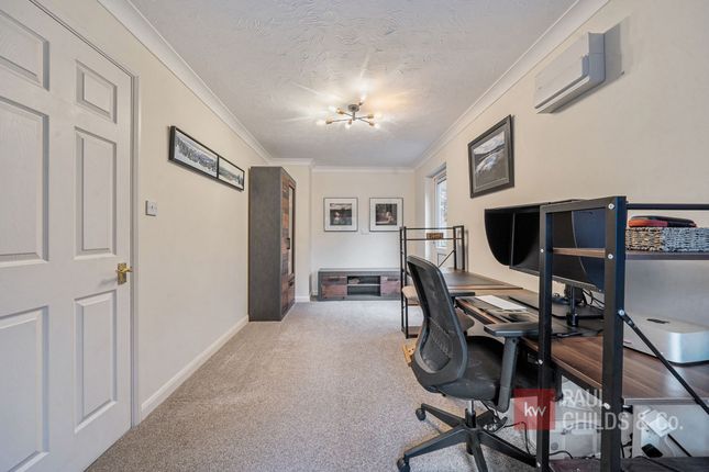 9, Butler Road, Bagshot photo 4