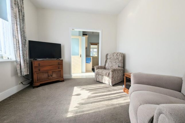 38, Carshalton Avenue, Portsmouth photo 3