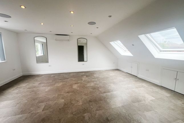 Lyndhurst Rise Ig7