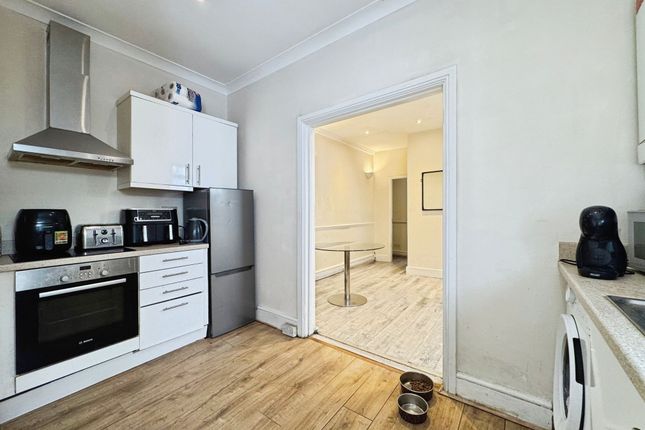 7b Hale Lane, London photo 2