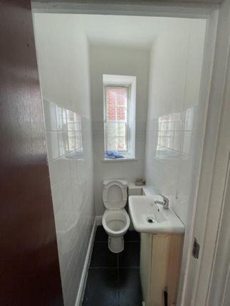 Room to rent in High Street, Croydon