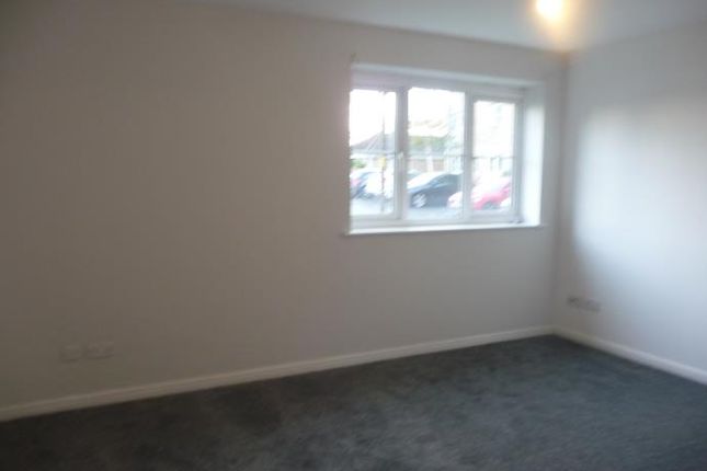 Thumbnail Flat to rent in Queens Crescent, Livingston