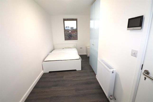 Room 1, 1, Riverdene Road, Ilford photo 3