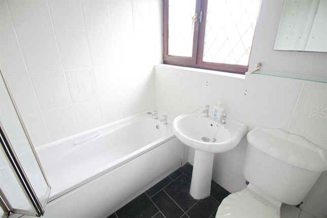 9, Beechwood Glade, Leeds photo 4