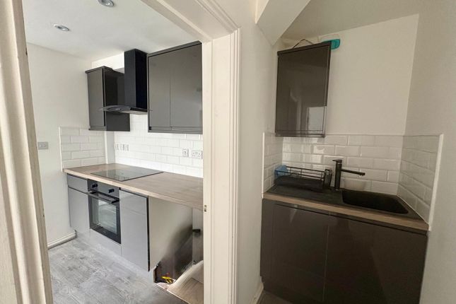 Flat 1, 9, Fountain Street, Bradford photo 3