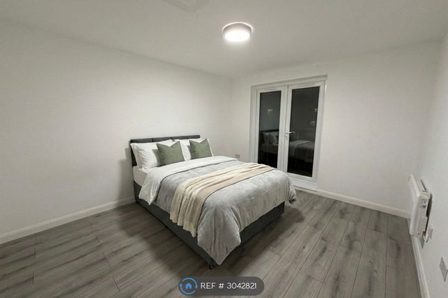Flat, A Hanworth Road, Hounslow photo 2