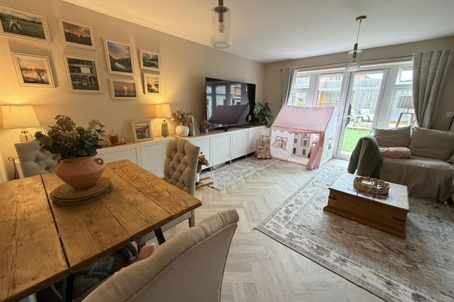 25, Walsingham Drive, Daventry photo 2