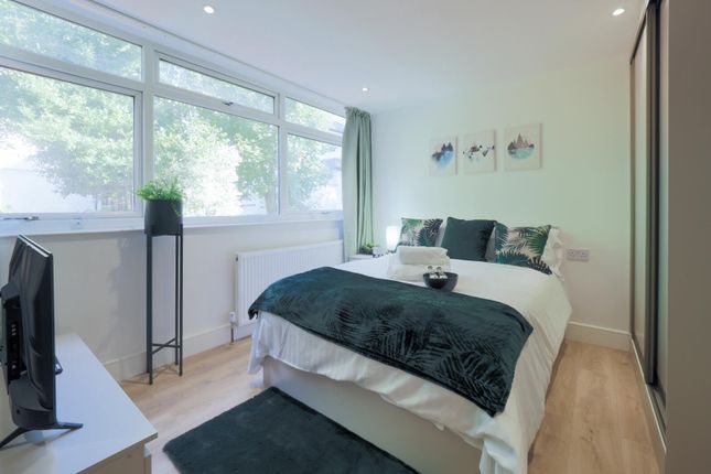 Room 5, 89, Roxeth Hill, Harrow photo 2