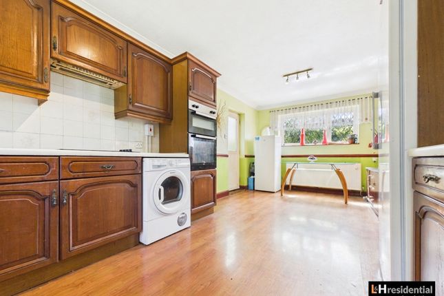 13 Kenilworth Close, Borehamwood photo 3