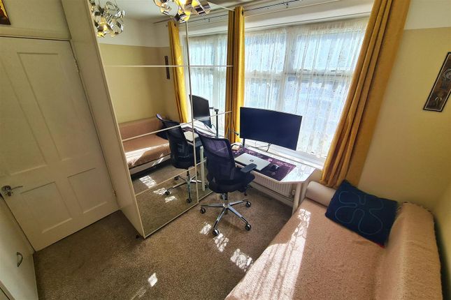 40, Lambourne Road, Barking photo 4