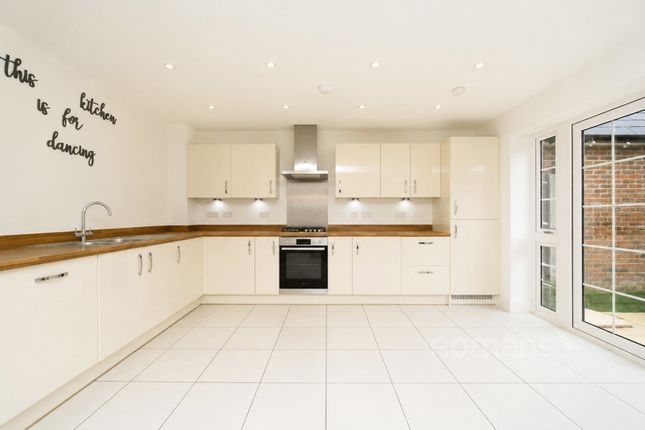 7, White Clover Drive, Hampshire photo 2