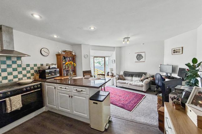 Flat 2, 8-10, Lower Market Street, Penryn photo 3