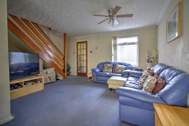 10, Windsor Close, Crawley photo 3