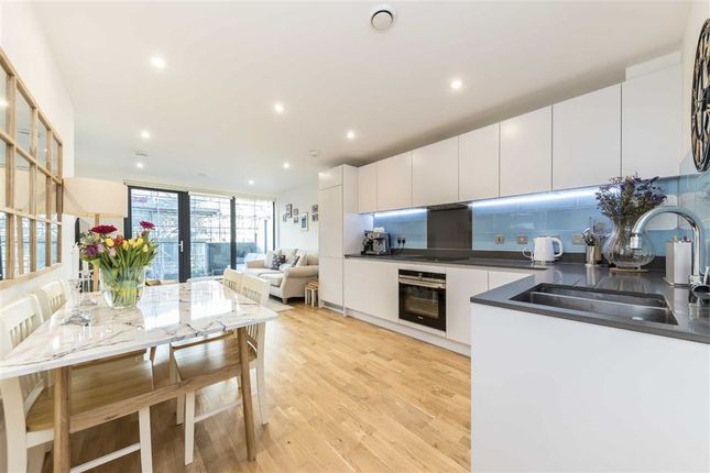 Flat for sale in Hawthorne Crescent, London