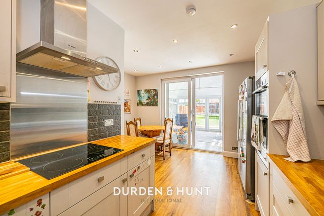 66 Woodhall Crescent, Hornchurch photo 4