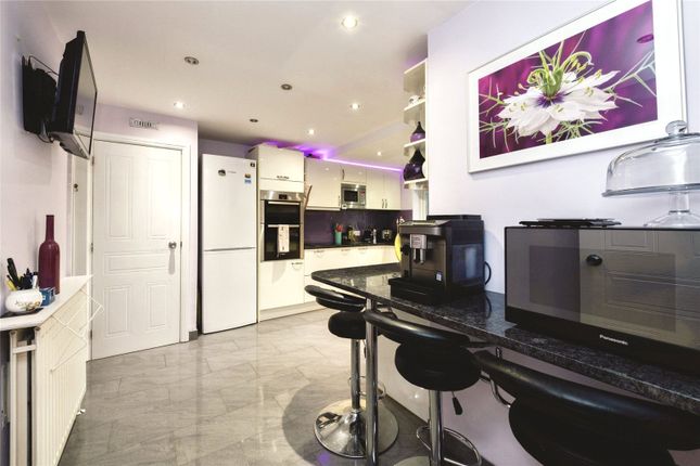 18, Blossom Close, South Croydon photo 2