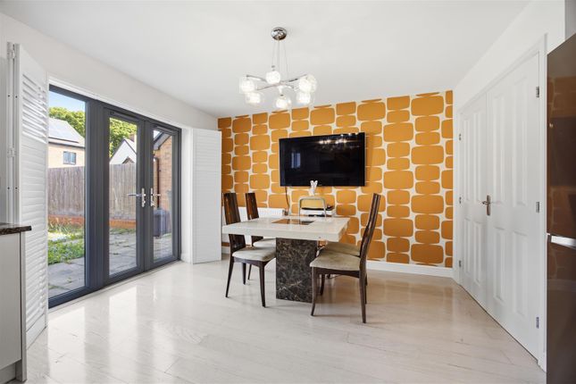 11, Deblin Drive, Uxbridge photo 4